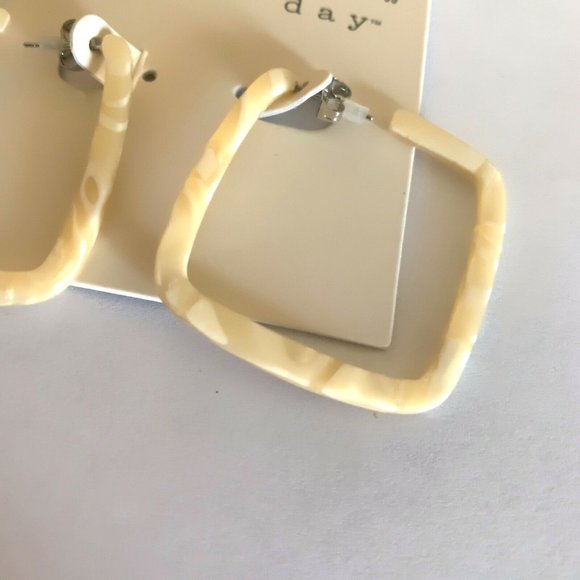 Womens Ivory Acrylic Hoop Earrings Nickle Free - Picture 2 of 4